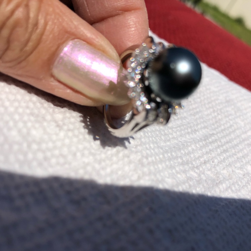 Beautiful Tahitian pearl w/White topaz